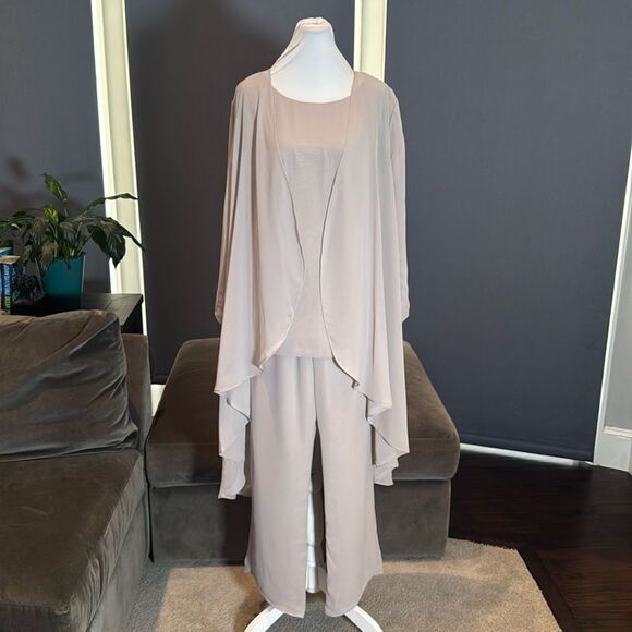Women’s Gray Chiffon 3 Piece Formal Mother of the Bride Pants Suit Size 16 NEW - Picture 1 of 15